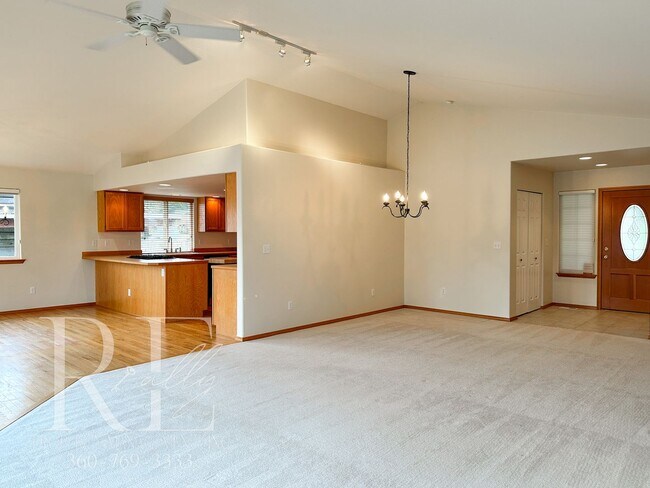 Building Photo - Fantastic Private Lakefront Rambler