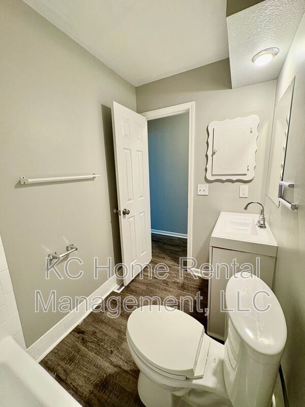 Building Photo - 513 N Troost St