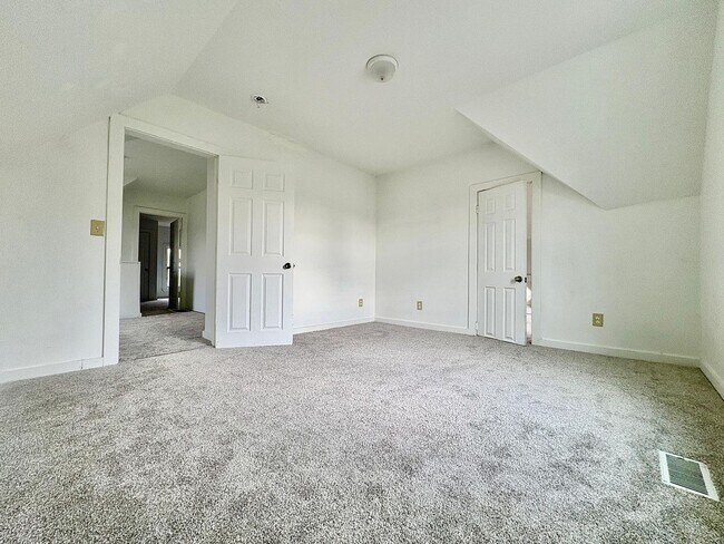 Building Photo - 2117 Bertrand St