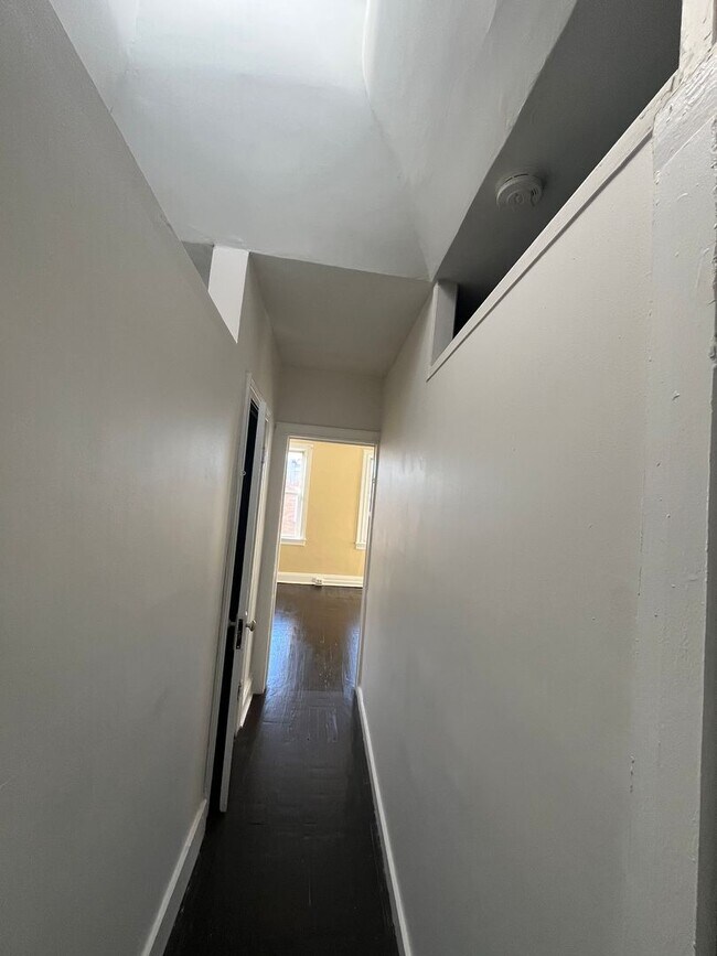 Building Photo - Renovated 3BR / 2BA Townhome for Rent – $1,325/month