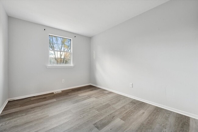 Building Photo - Available Now – Beautifully Updated 3 Bedr...