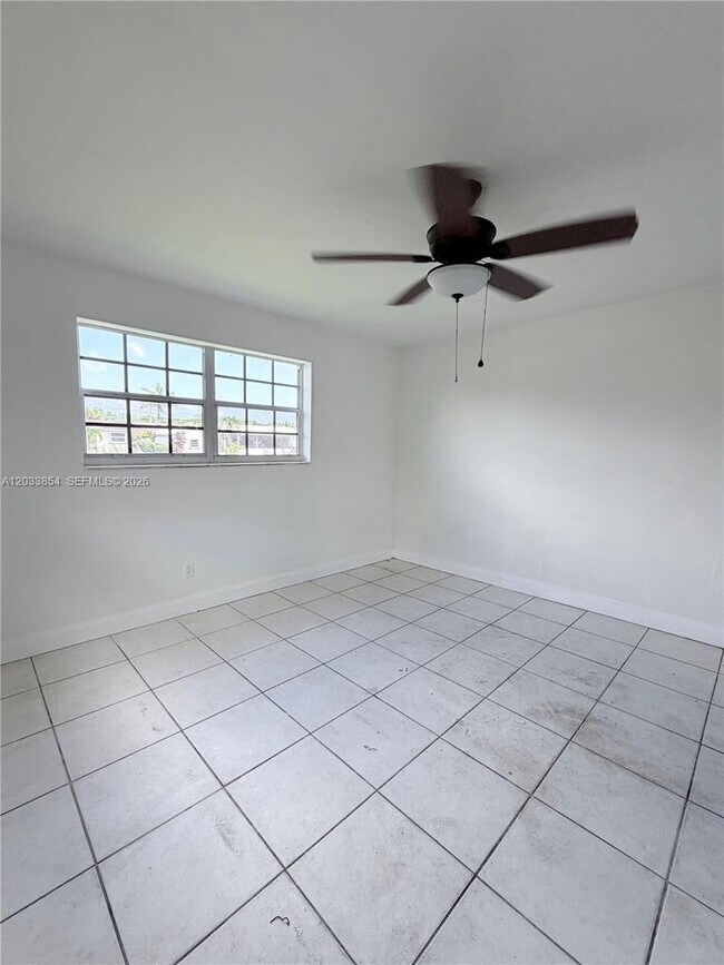 Building Photo - 4540 SW 43rd Ave