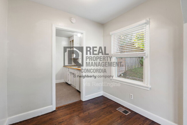 Building Photo - 2009 Oakwood Ave