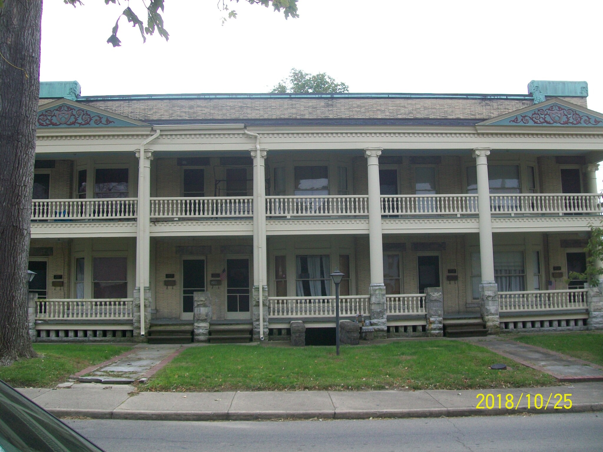 Building Photo - 211 W 9th St