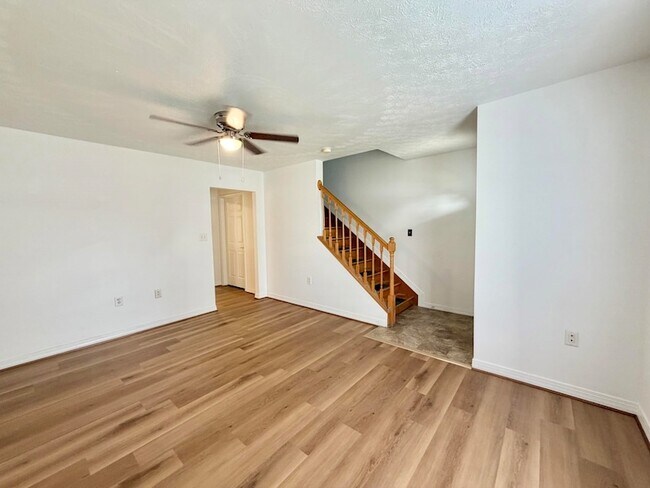 Building Photo - 116 T-Bird Ln