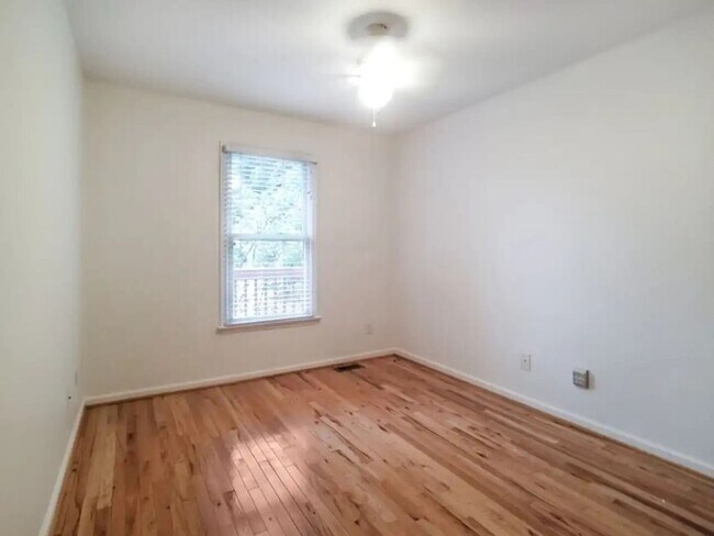 Building Photo - Lakefront Cottage Near Town with Stunning Views