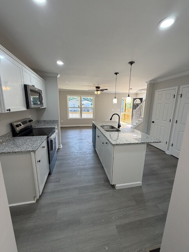 Building Photo - Pet-Friendly Charming 3-Bedroom, 2-Bath Home on Harrison Ave – Your Cozy Retreat Awaits!"
