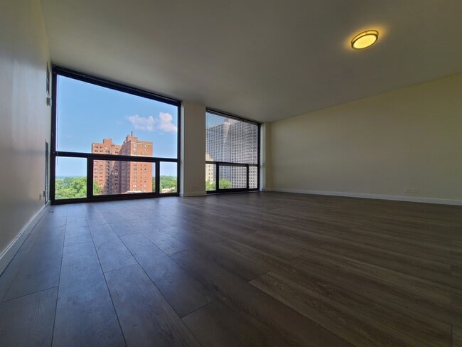 Building Photo - 4343 N Clarendon Ave