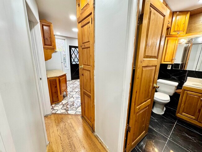 Building Photo - 272 Winfield Ave