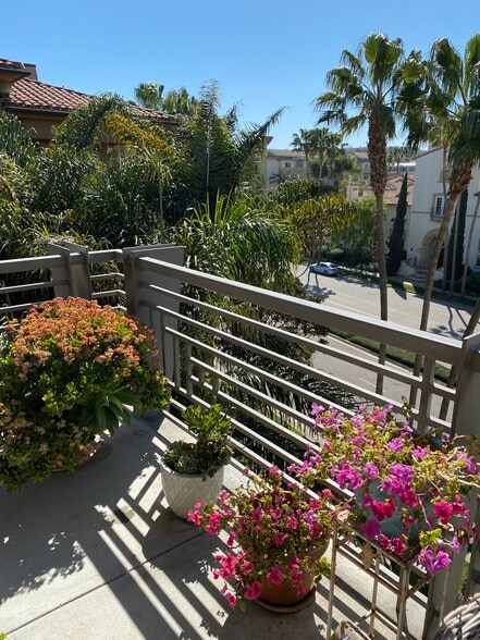 Building Photo - 5831 Seawalk Dr