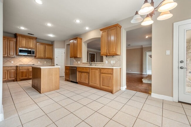Building Photo - Spacious 2 Story 5 Bedroom , 4 full bathrooms located in Stone Oak!