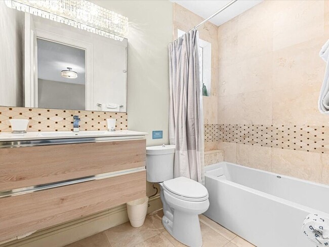 Building Photo - 3030 NE 45th St