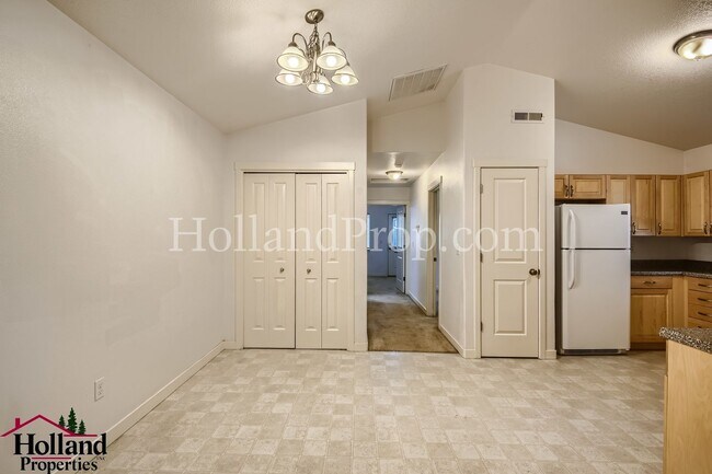 Building Photo - Spacious 2 Bedroom, 2 Bathroom Apartment with Dual Decks in Northeast Portland! NEW PRICE $1,750 !!