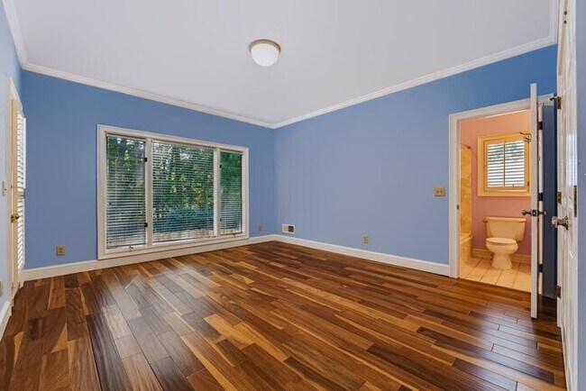 Building Photo - 6920 Oakbrook Way