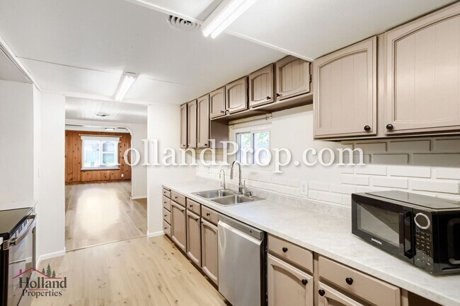 Building Photo - Welcome Home to Your Perfect Hillsboro Retreat!