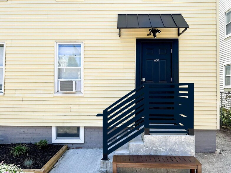 Building Photo - 136 Main St