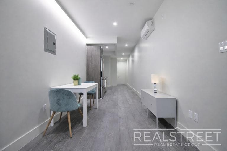 Building Photo - Spacious 2 BED in Bushwick!