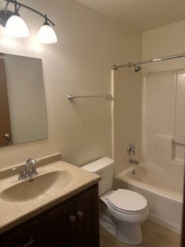 Building Photo - Spacious 2 bed, 1 bath