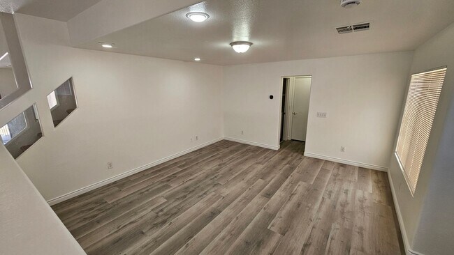 Building Photo - 4 Bedrooms near Silverado Ranch!