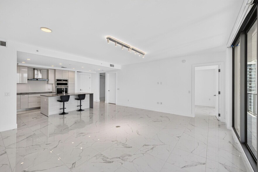 Building Photo - 100 E Las Olas Blvd