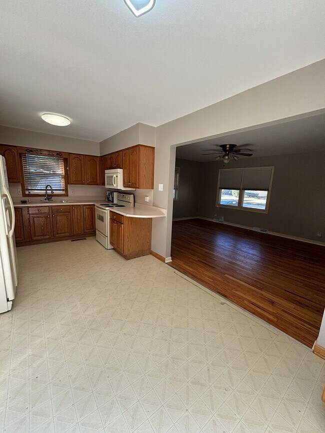 Building Photo - 4152 Suburban Dr