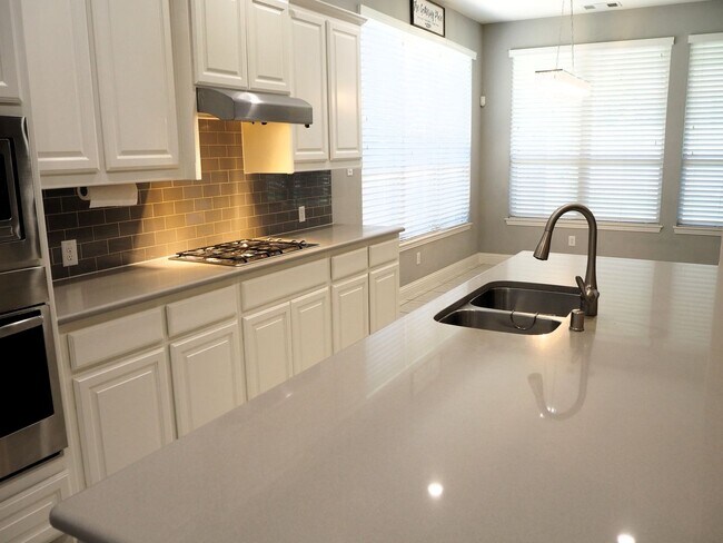Building Photo - 4 Bed 3.5 Bath in Harvest