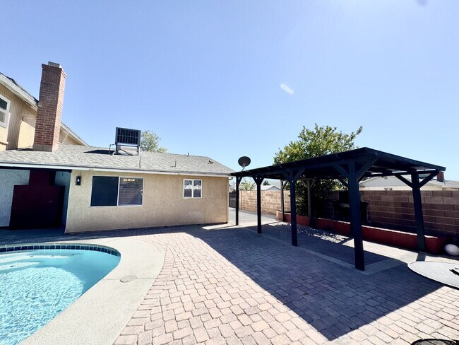 Building Photo - Spacious 4BD/3BA Pool Home with Dual Prima...