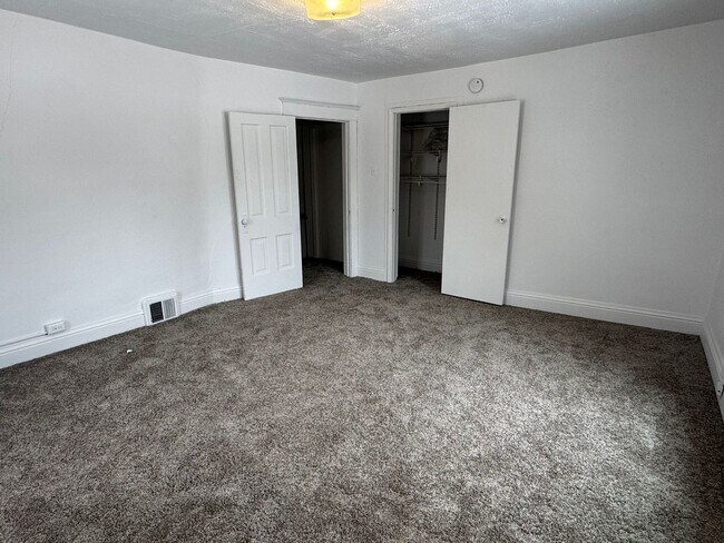 Building Photo - 321 W 5th St