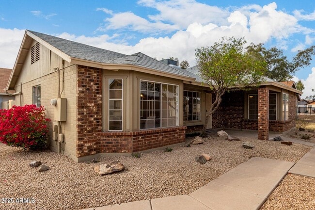 Building Photo - 8520 W Palm Ln