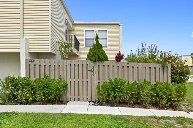 Building Photo - 1606 Shaker Cir