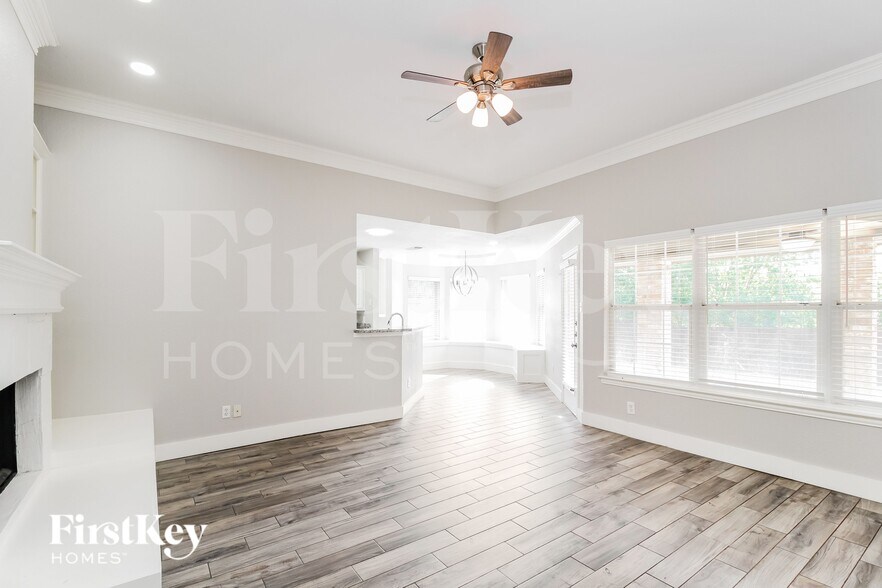 Building Photo - 6 W Sharon Dr