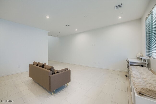 Building Photo - 4390 W Landberg Ave