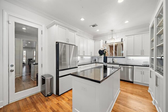 Building Photo - 5136 Chevy Chase Dr