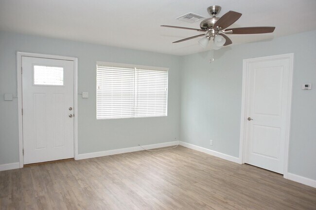 Building Photo - 2 Bedroom Duplex in Naples Park - Annual Rental