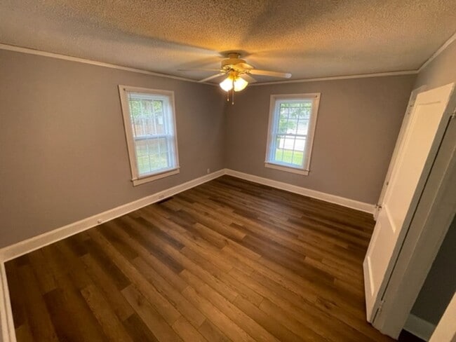 Building Photo - 4 Bedroom 2 bath home with garage in beautiful downtown Graham!