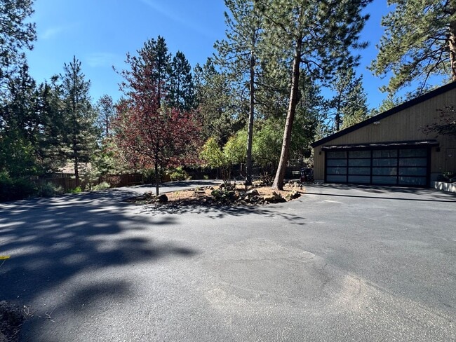 Building Photo - FOR RENT: FURNISHED LONG-TERM EXTREMELY CO...