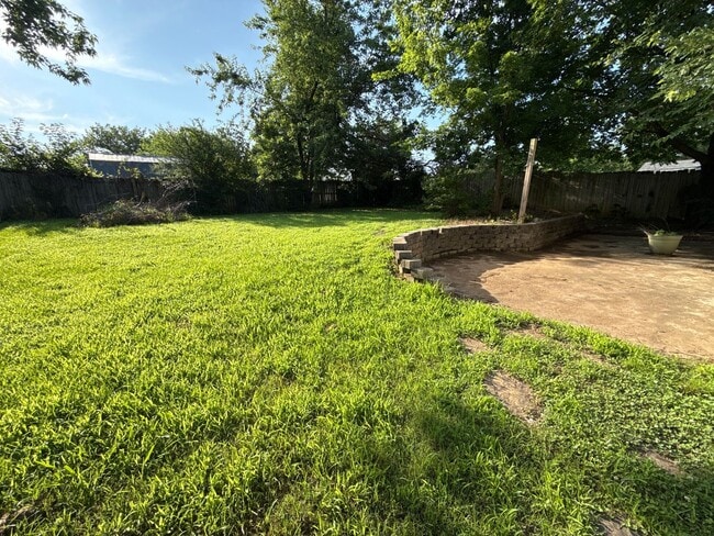 Building Photo - 3 Bed 2 Bath House with 2 Car Garage, Includes Refrigerator