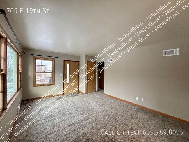 Building Photo - Charming 2-Bedroom Duplex with Modern Upda...