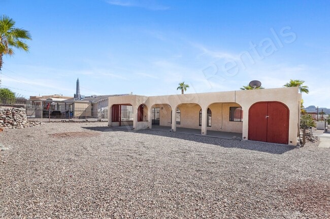 Building Photo - SPACIOUS 3 BEDROOM HOME