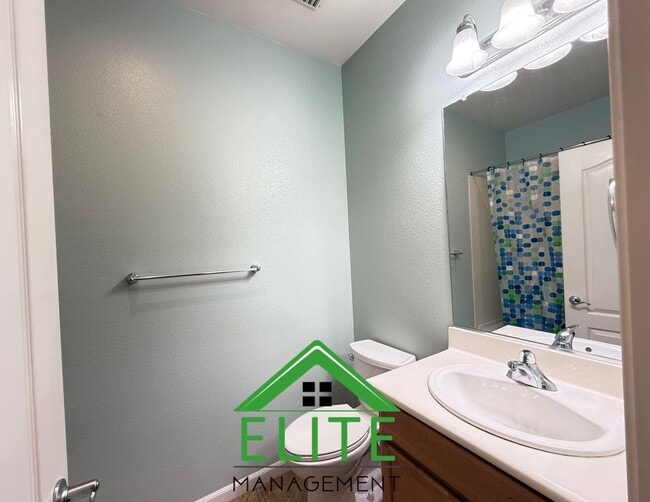 Building Photo - **Spacious and Updated Townhome in Desirab...