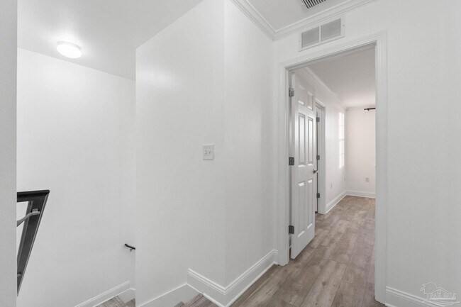 Building Photo - 707 Majestic Dr