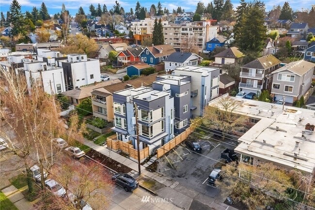 Building Photo - 2Bd/1.75Ba Seattle Townhouse