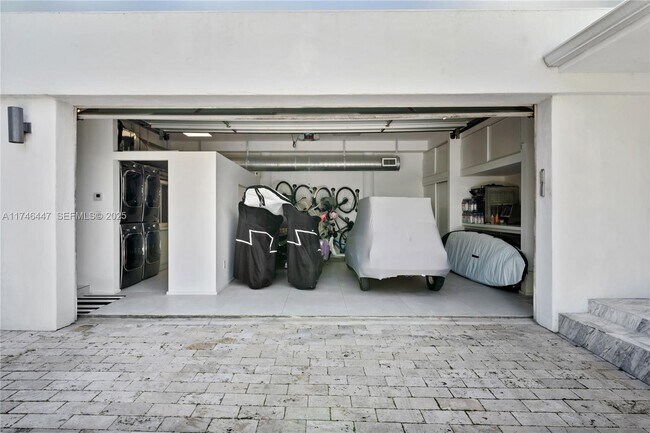 Building Photo - 227 E Dilido Dr