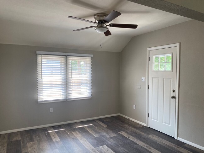 Building Photo - Adorable 1 bedroom remodeled home! Availab...