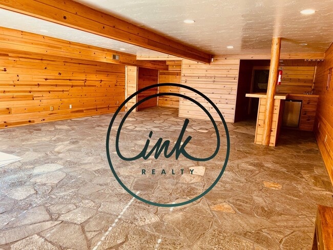 Building Photo - Charming Cabin-Style Home with Stunning To...