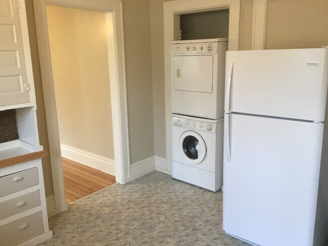 Building Photo - Great 2 Bedroom Bungalow Near Downtown and...