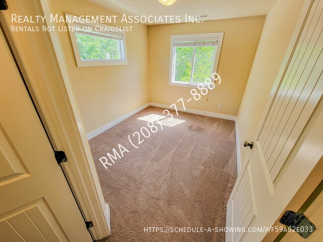 Building Photo - 2114 S Dorothy Ave