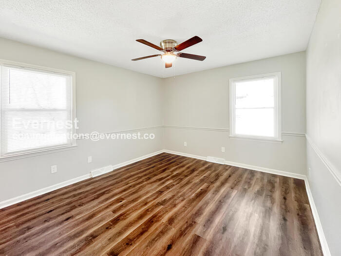 Building Photo - 425 Shallowood Ln