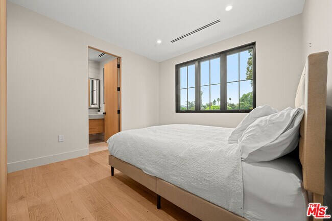 Building Photo - 4740 Sunnyslope Ave