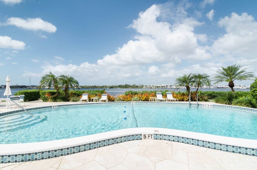 Building Photo - 1120 Little Neck Ct